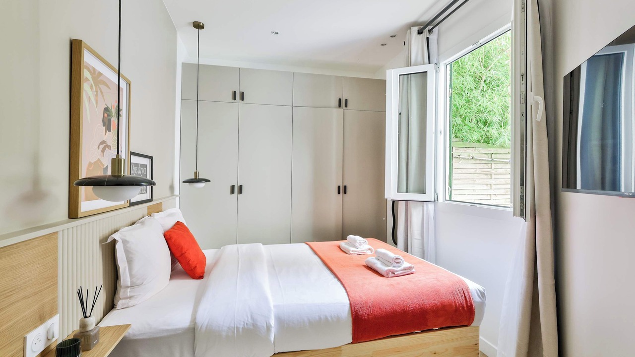 Photo of Bedroom in Republique–Point-du-Jour