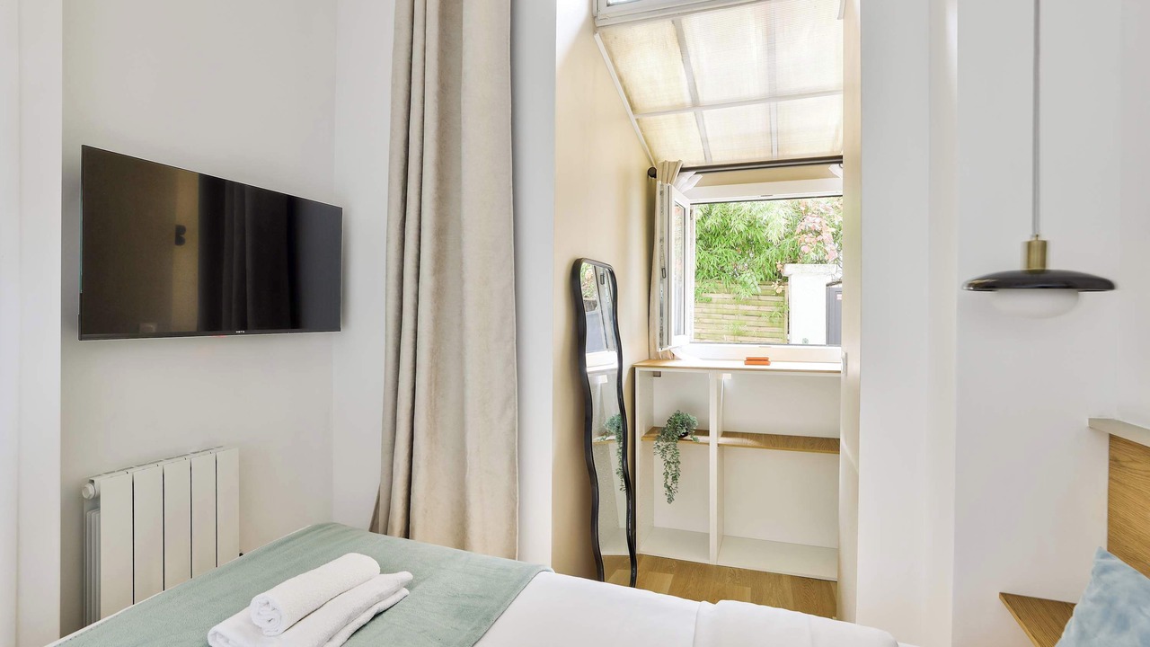 Photo of Bedroom in Republique–Point-du-Jour