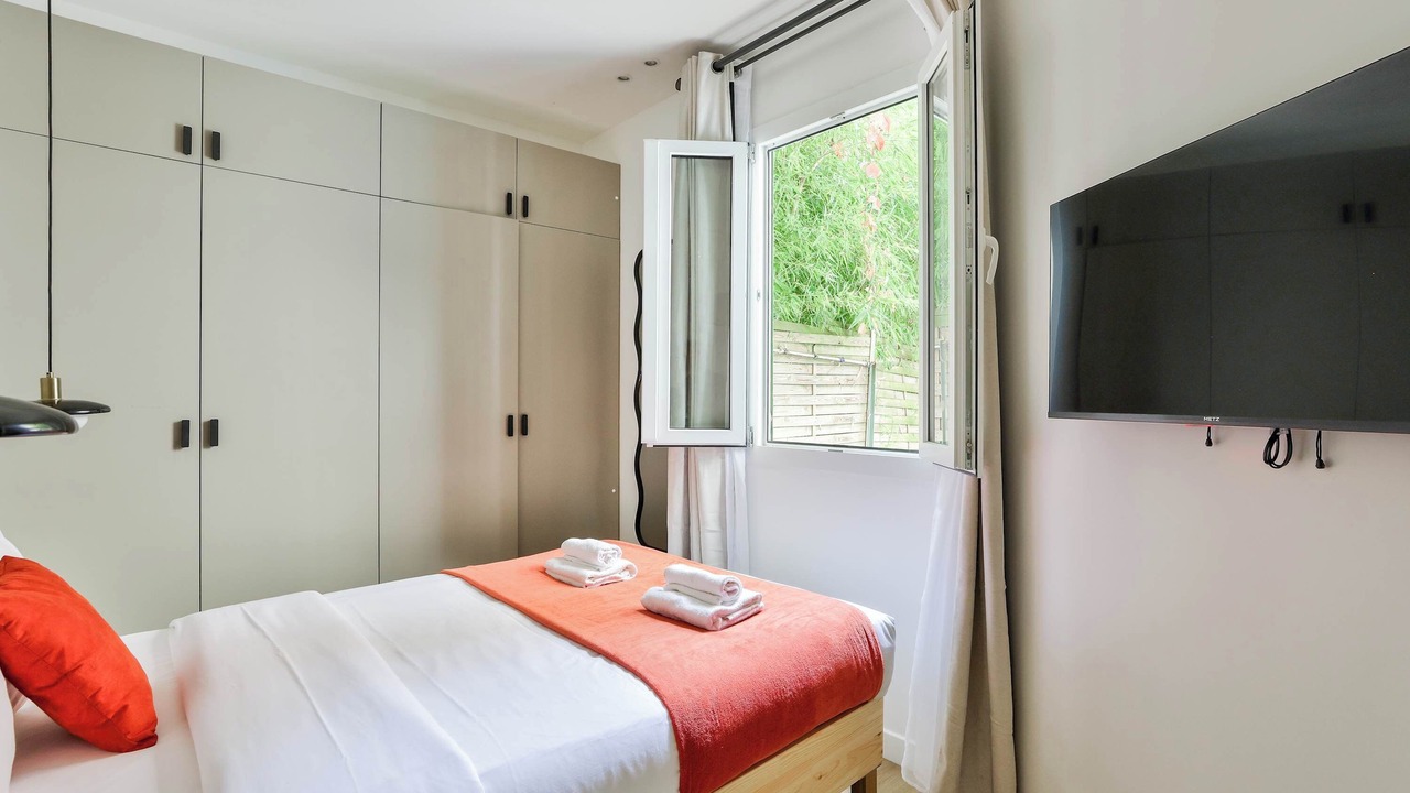 Photo of Bedroom in Republique–Point-du-Jour