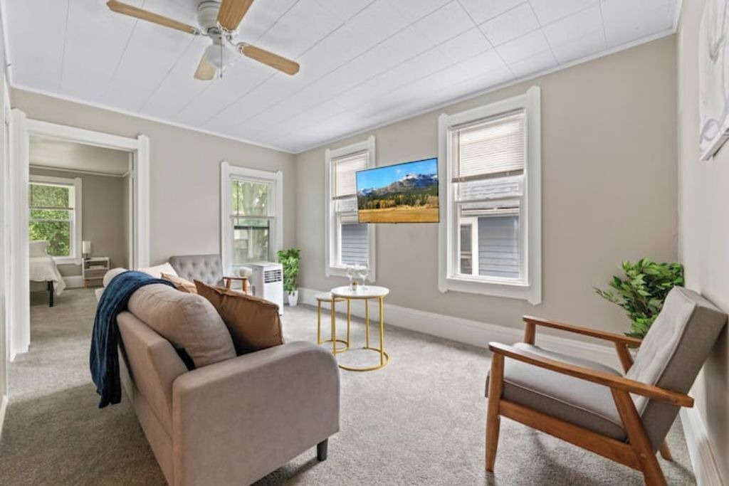 Photo of Livingroom in Detroit - Shoreway