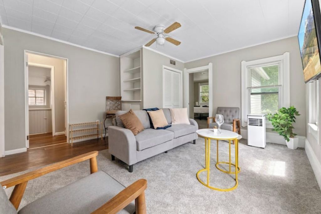 Photo of Livingroom in Detroit - Shoreway