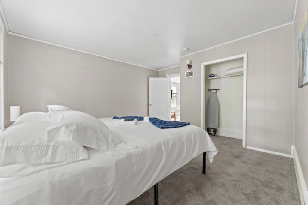 Photo of Bedroom in Detroit - Shoreway
