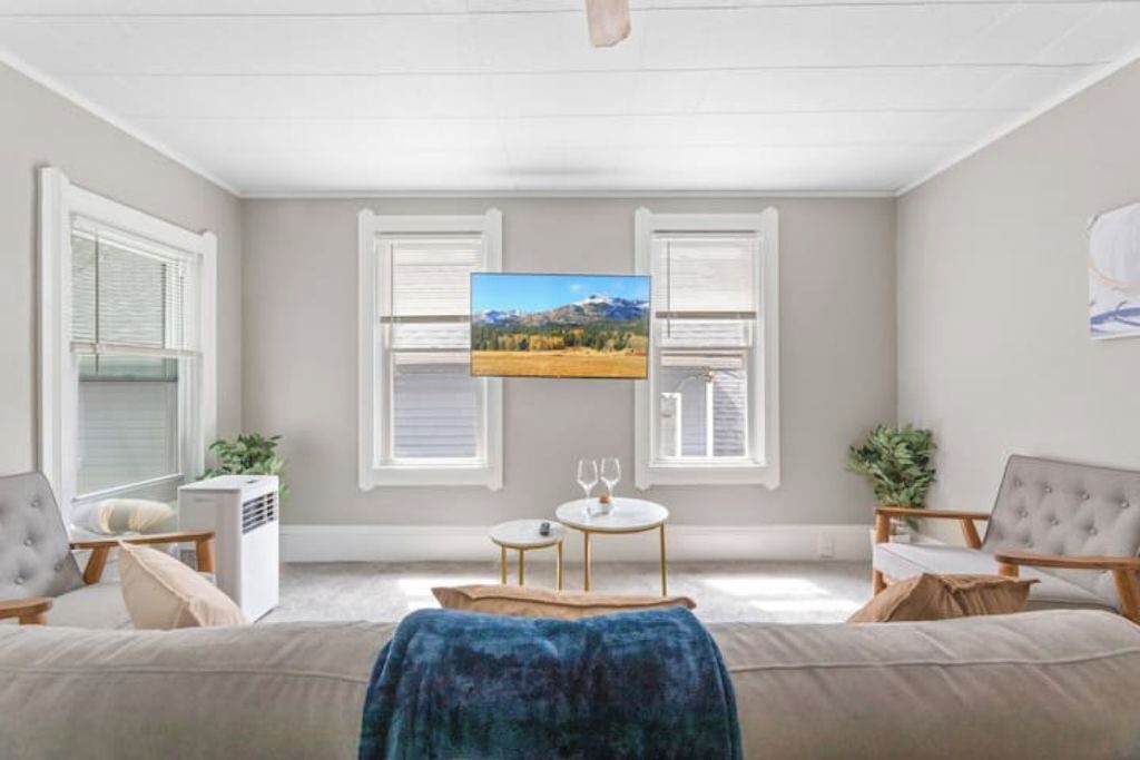 Photo of Livingroom in Detroit - Shoreway