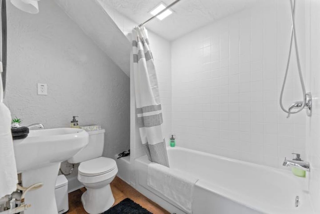 Photo of Bathroom in Detroit - Shoreway