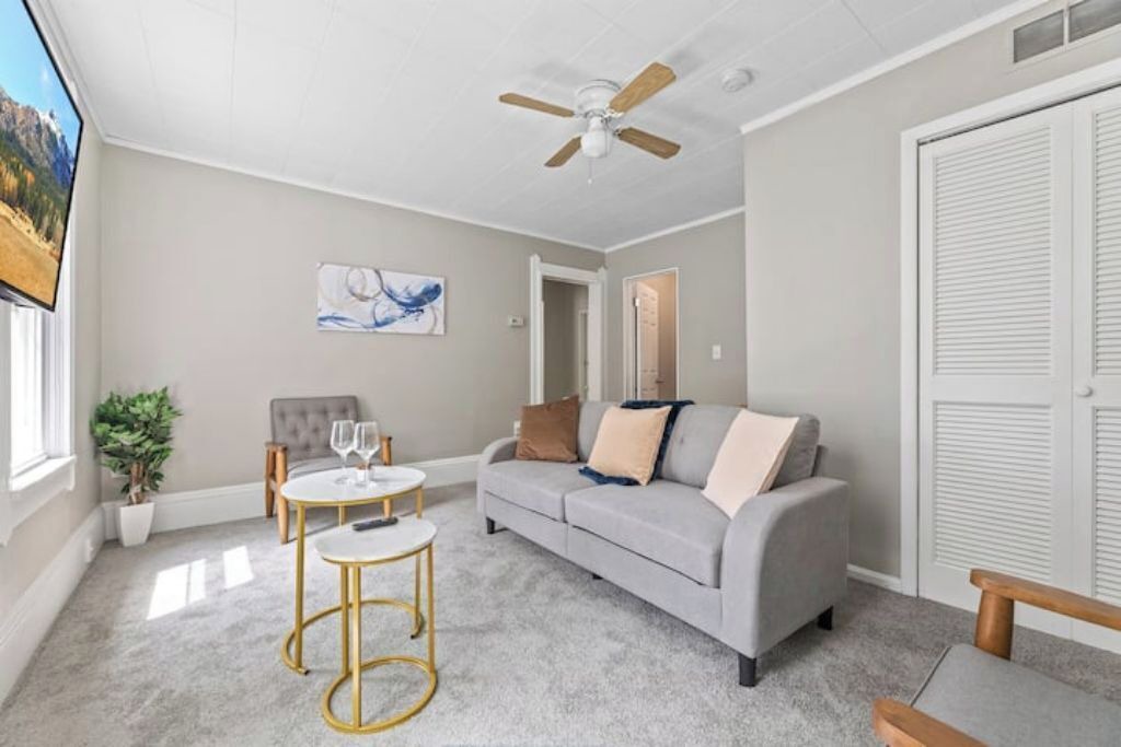 Photo of Livingroom in Detroit - Shoreway