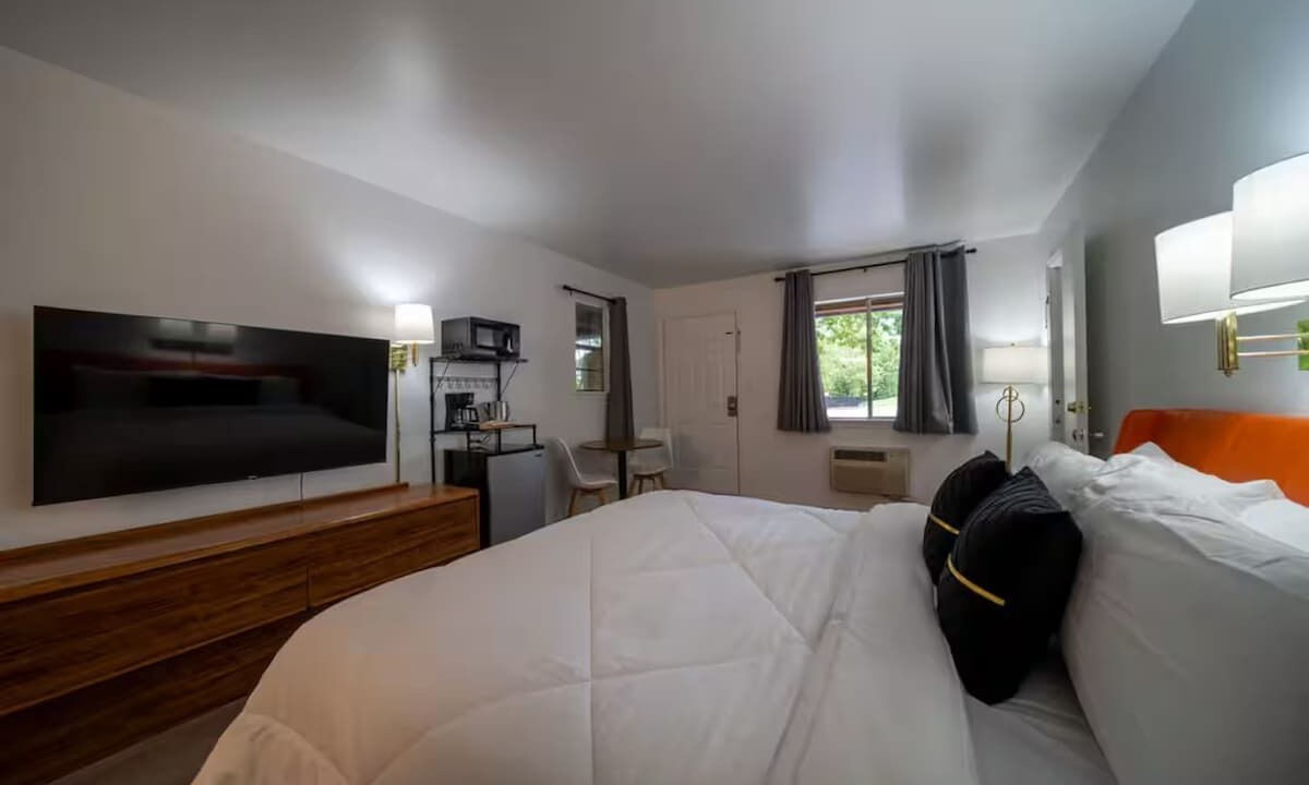 Photo of Bedroom in Eureka Springs Historic District