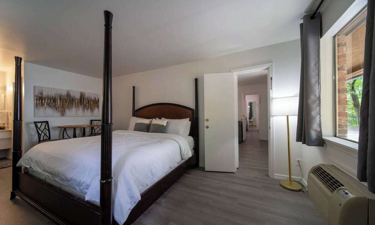 Photo of Bedroom in Eureka Springs Historic District
