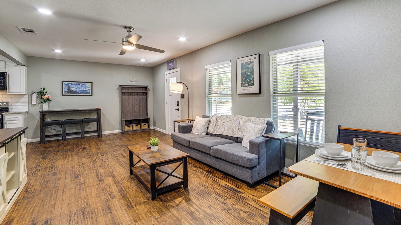 Photo of Livingroom in Commerce