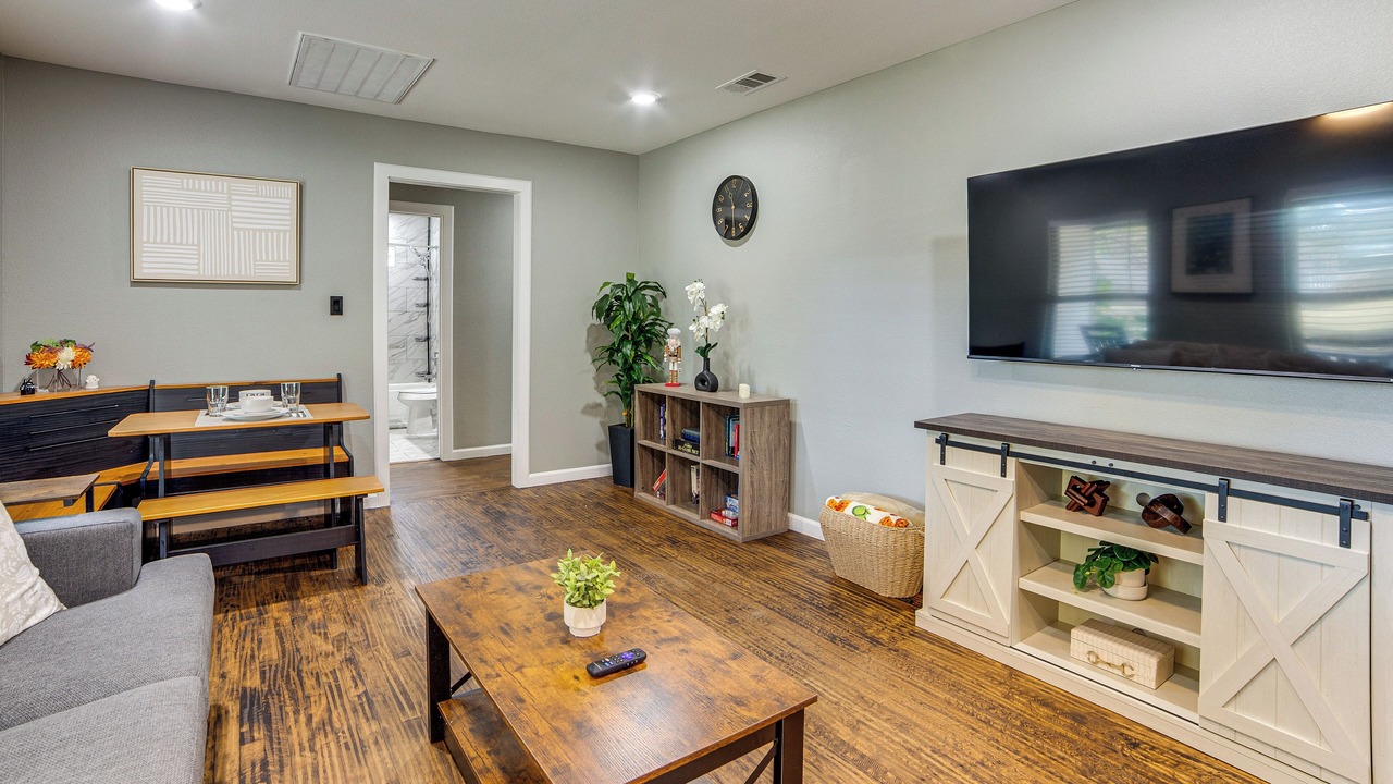 Photo of Livingroom in Commerce
