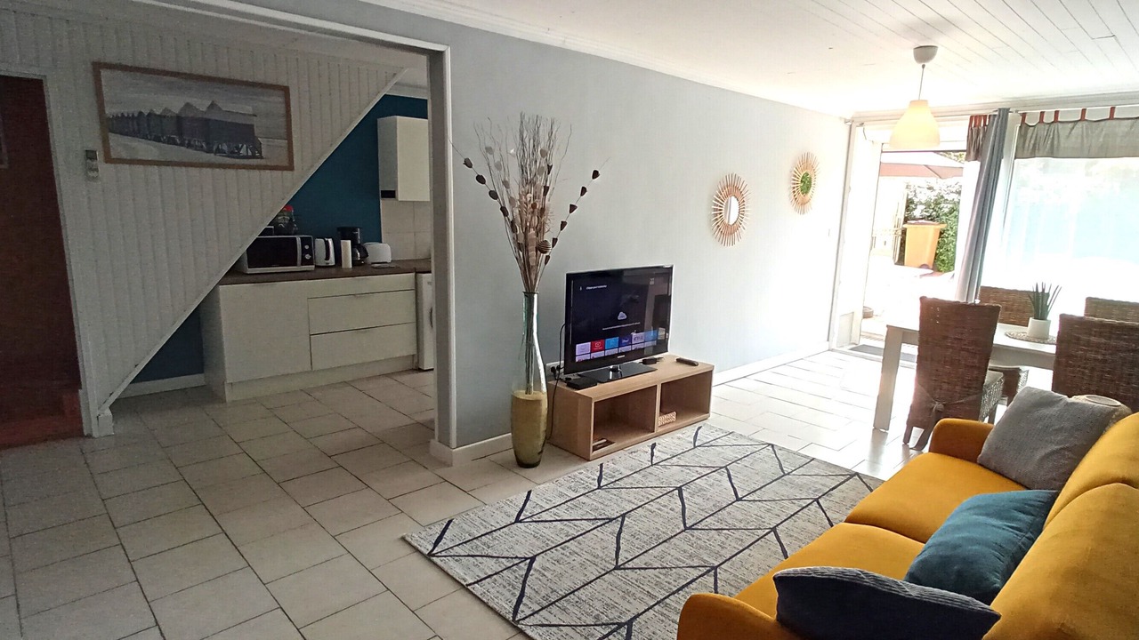 Photo of Livingroom in Saint-Julien-les-Rosiers