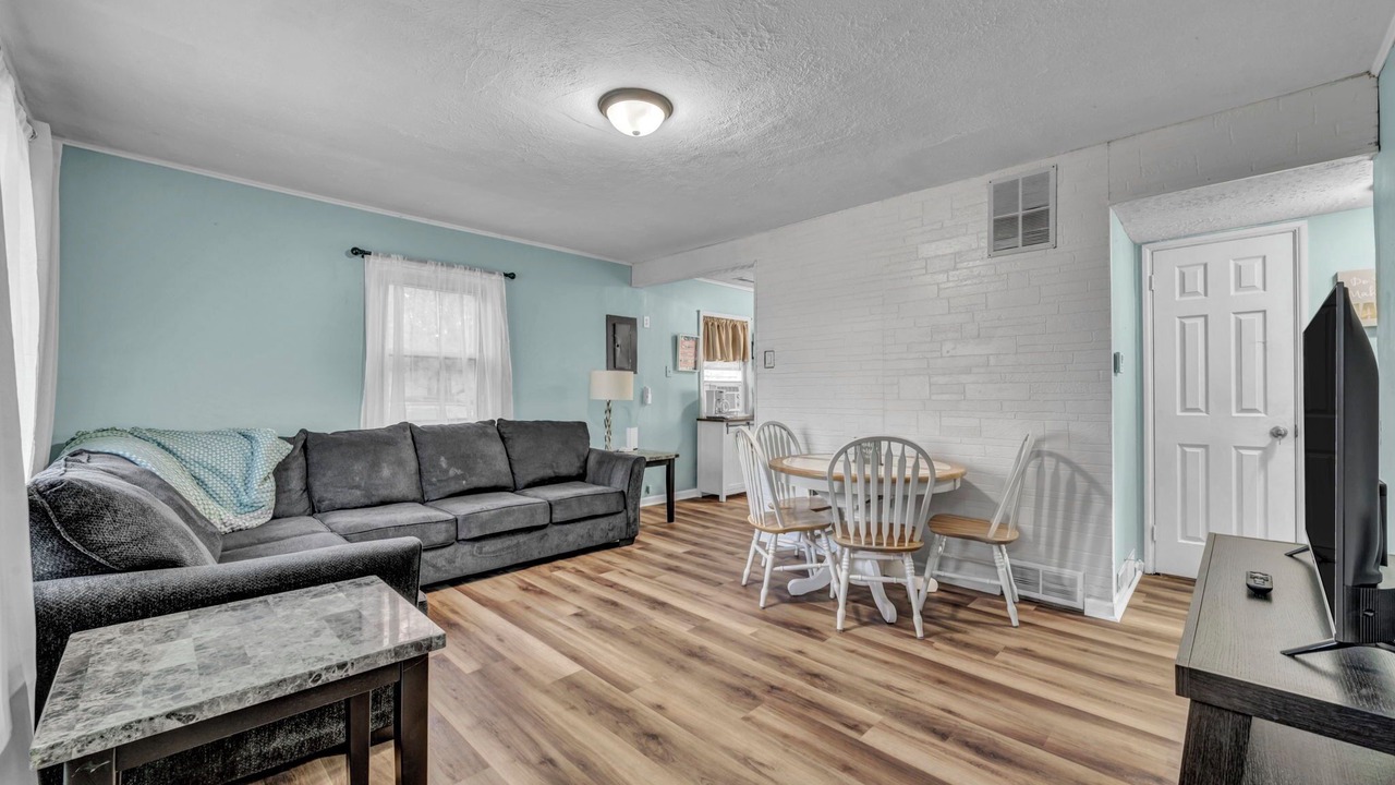 Photo of Livingroom in Elyria