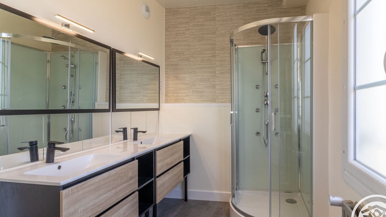 Photo of Bathroom in Saint-Aubin-de-Luigne