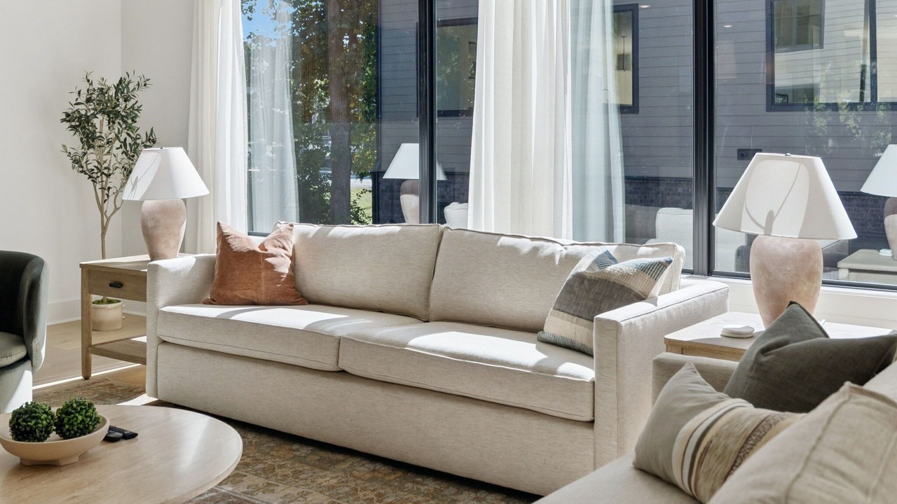 Photo of Livingroom in Hurwood Heights