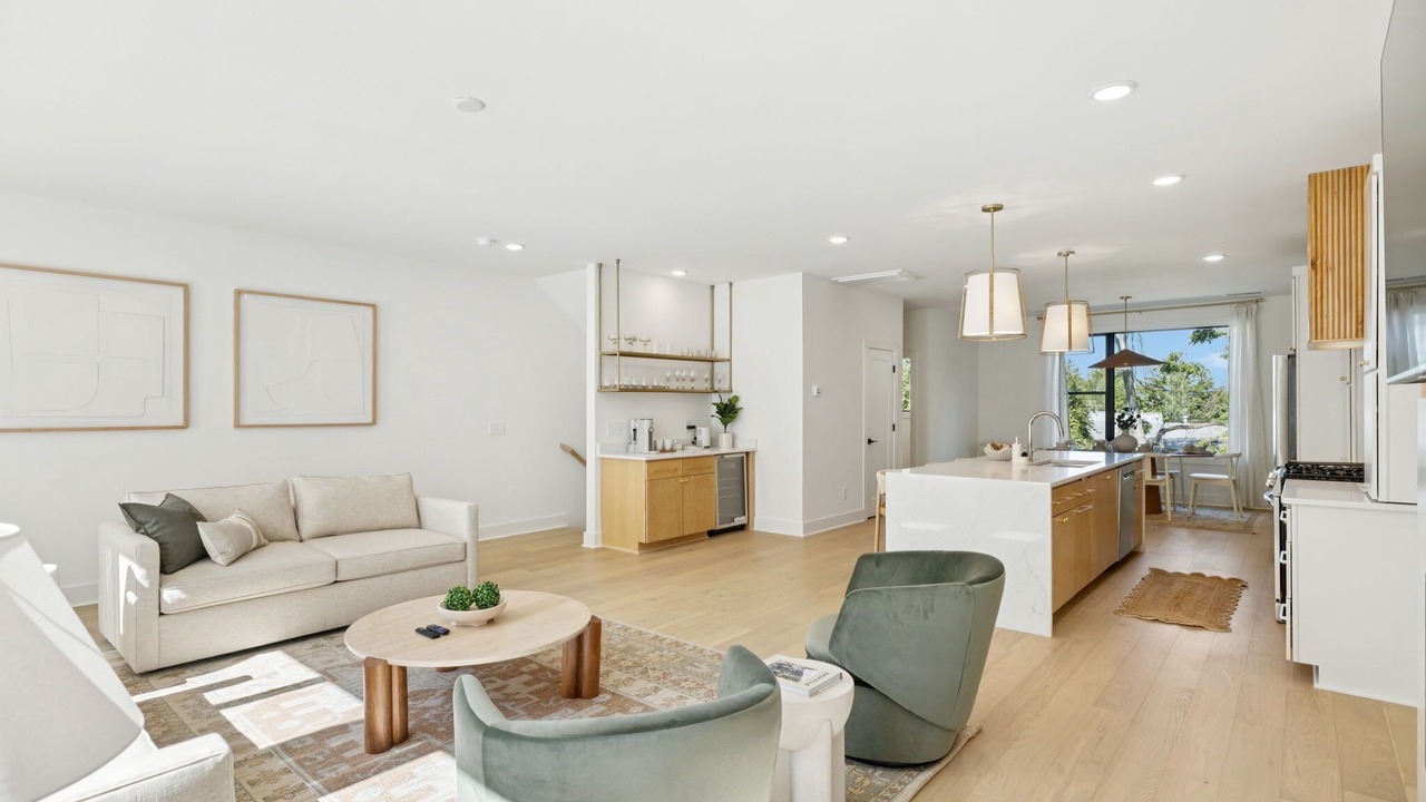 Photo of Livingroom in Hurwood Heights