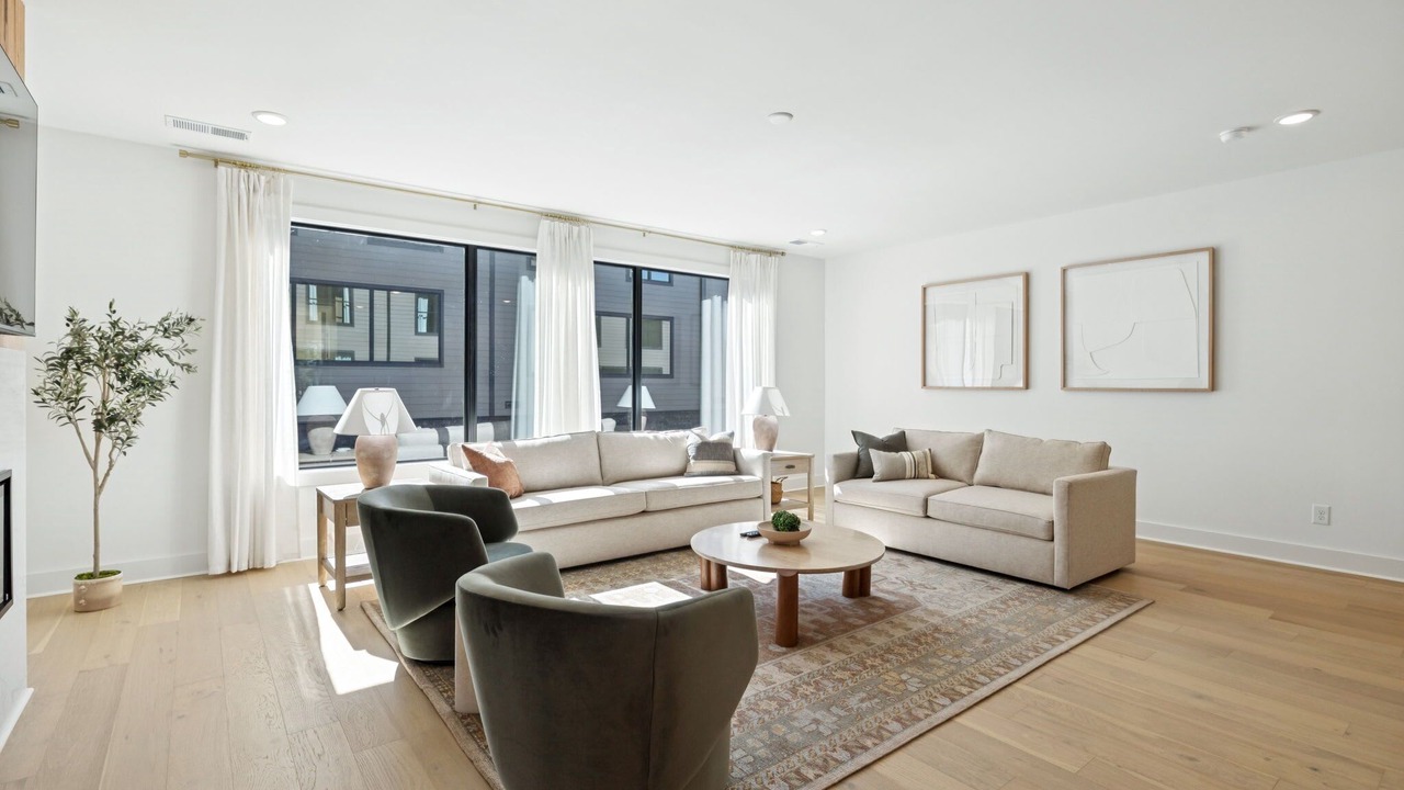 Photo of Livingroom in Hurwood Heights