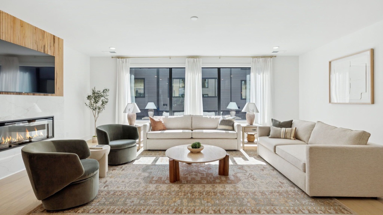 Photo of Livingroom in Hurwood Heights
