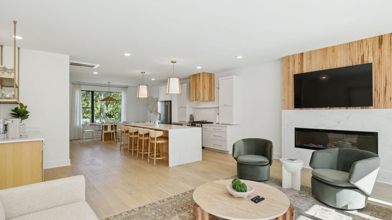 Photo of Livingroom in Hurwood Heights