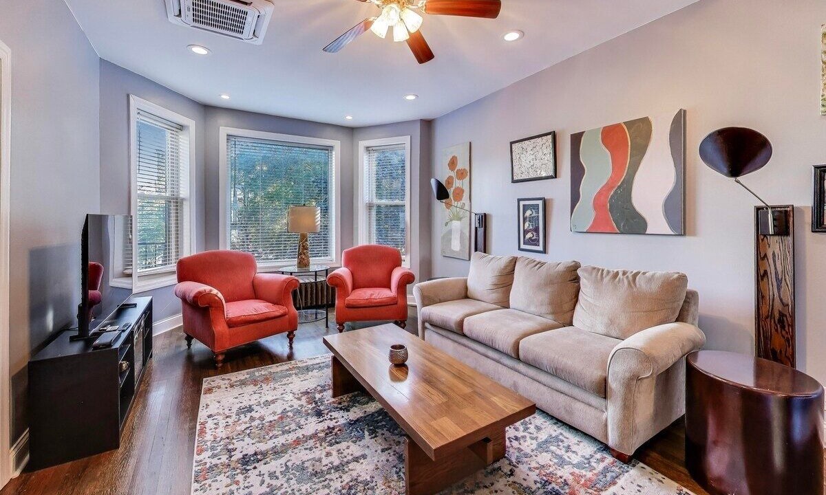 Photo of Livingroom in Edgewater