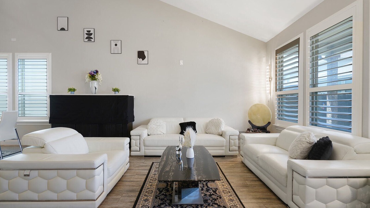Photo of Livingroom in McNeil