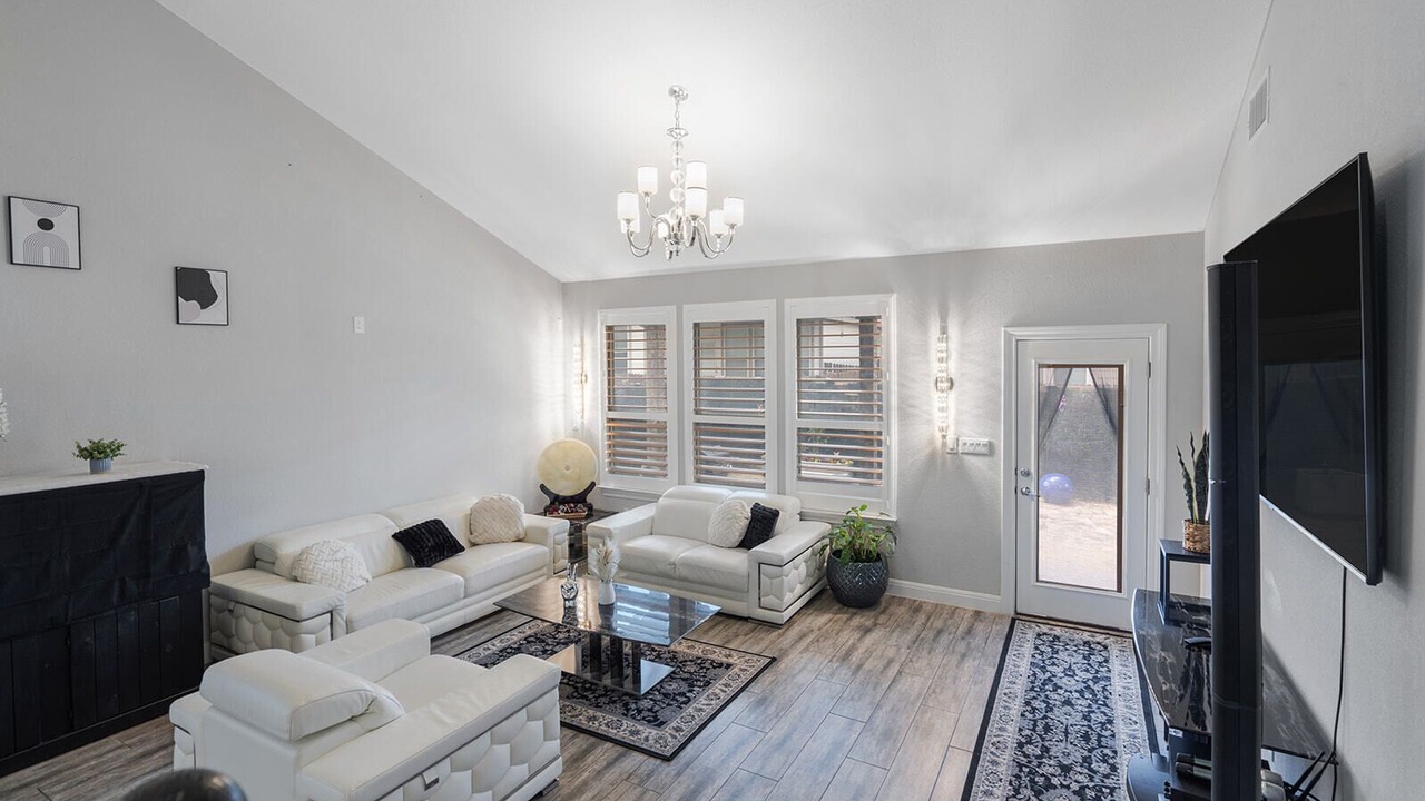 Photo of Livingroom in McNeil
