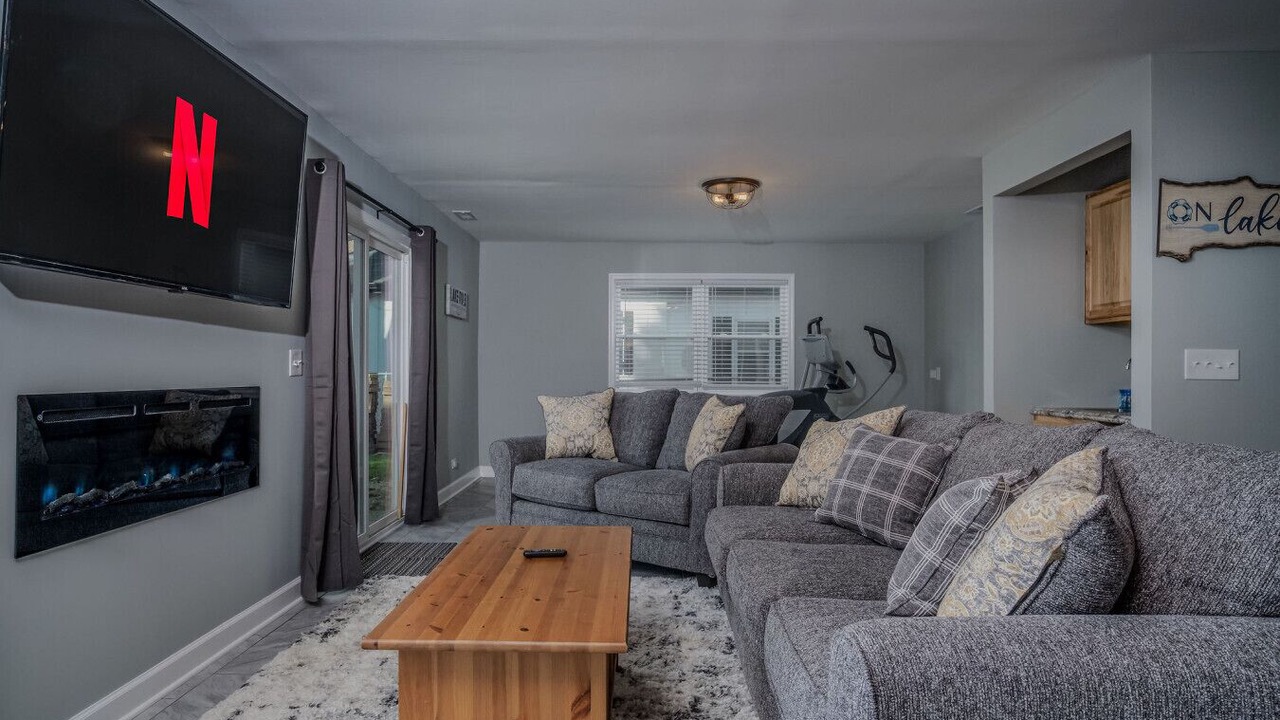 Photo of Livingroom in McHenry