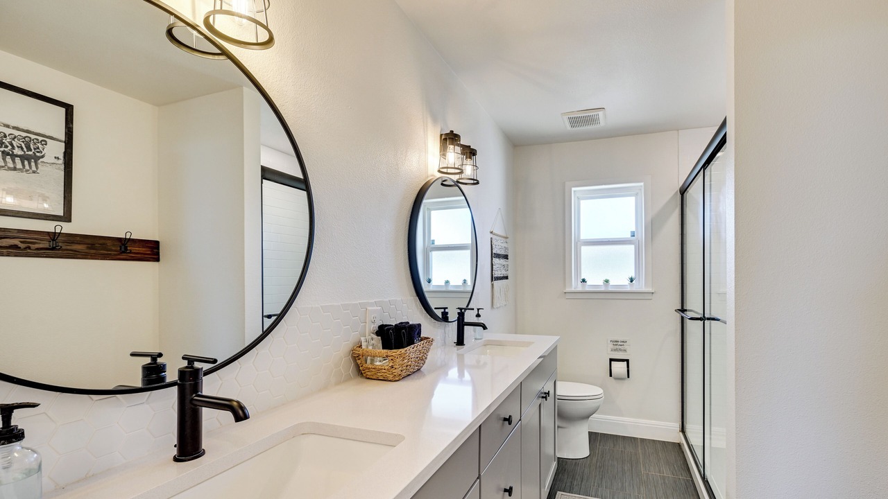 Photo of Bathroom in Tow