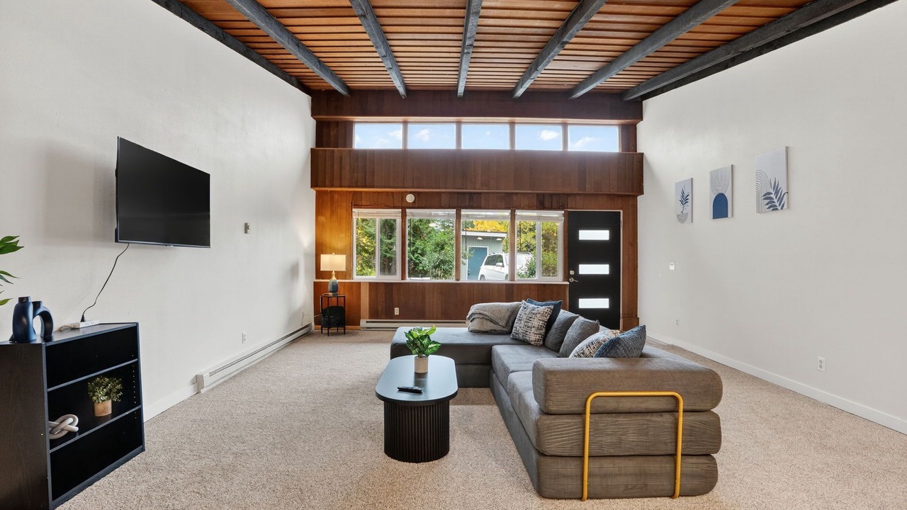 Photo of Livingroom in West Haven-Sylvan