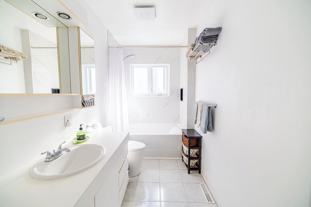Photo of Bathroom in Saint-Lambert