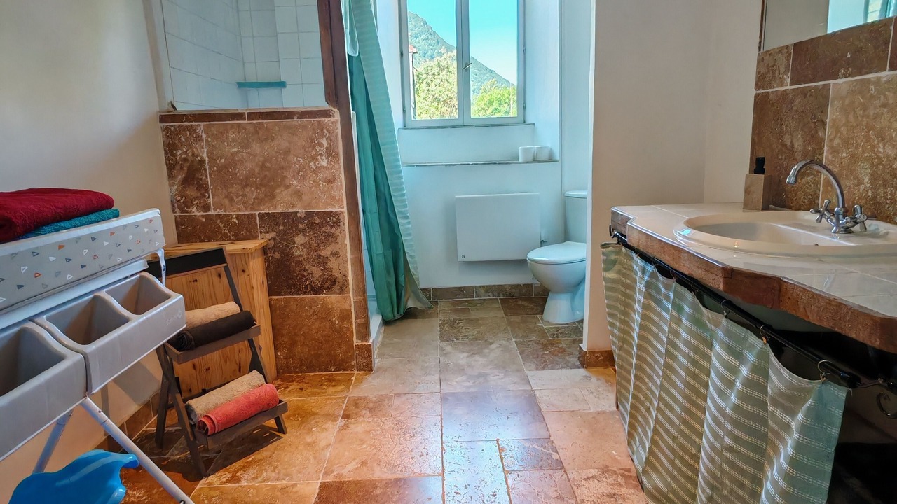 Photo of Bathroom in Louvie Juzon