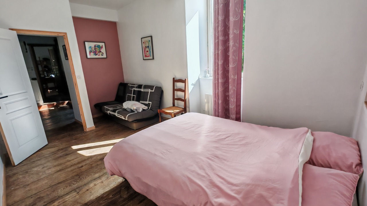 Photo of Bedroom in Louvie Juzon