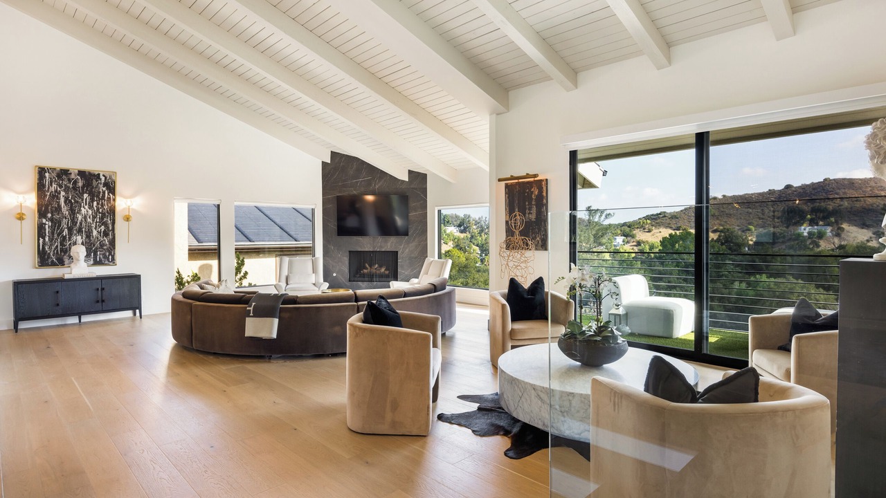 Photo of Livingroom in Woodland Hills
