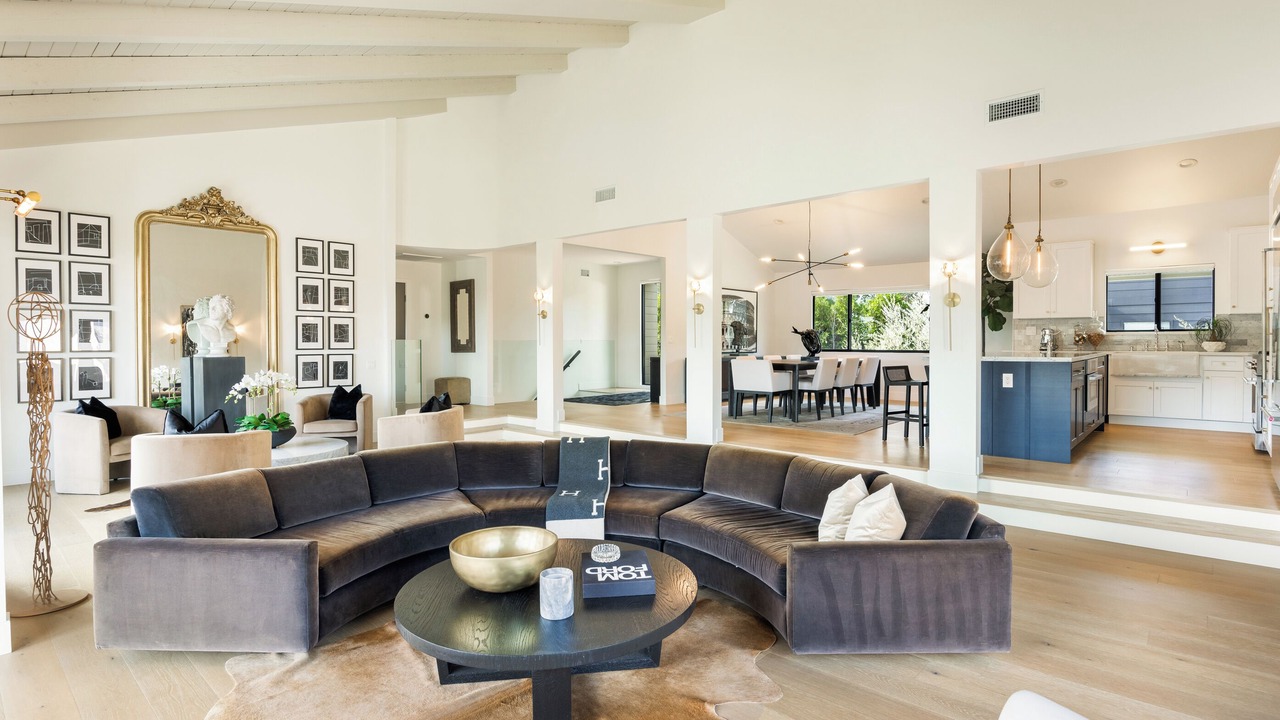 Photo of Livingroom in Woodland Hills