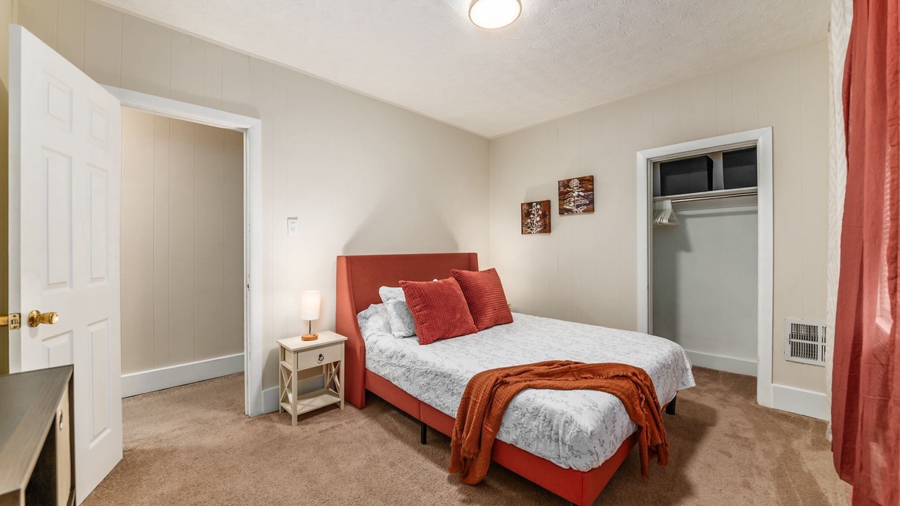 Photo of Bedroom in Old North Columbus