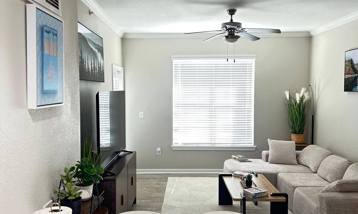 Photo of Livingroom in Alden Bridge