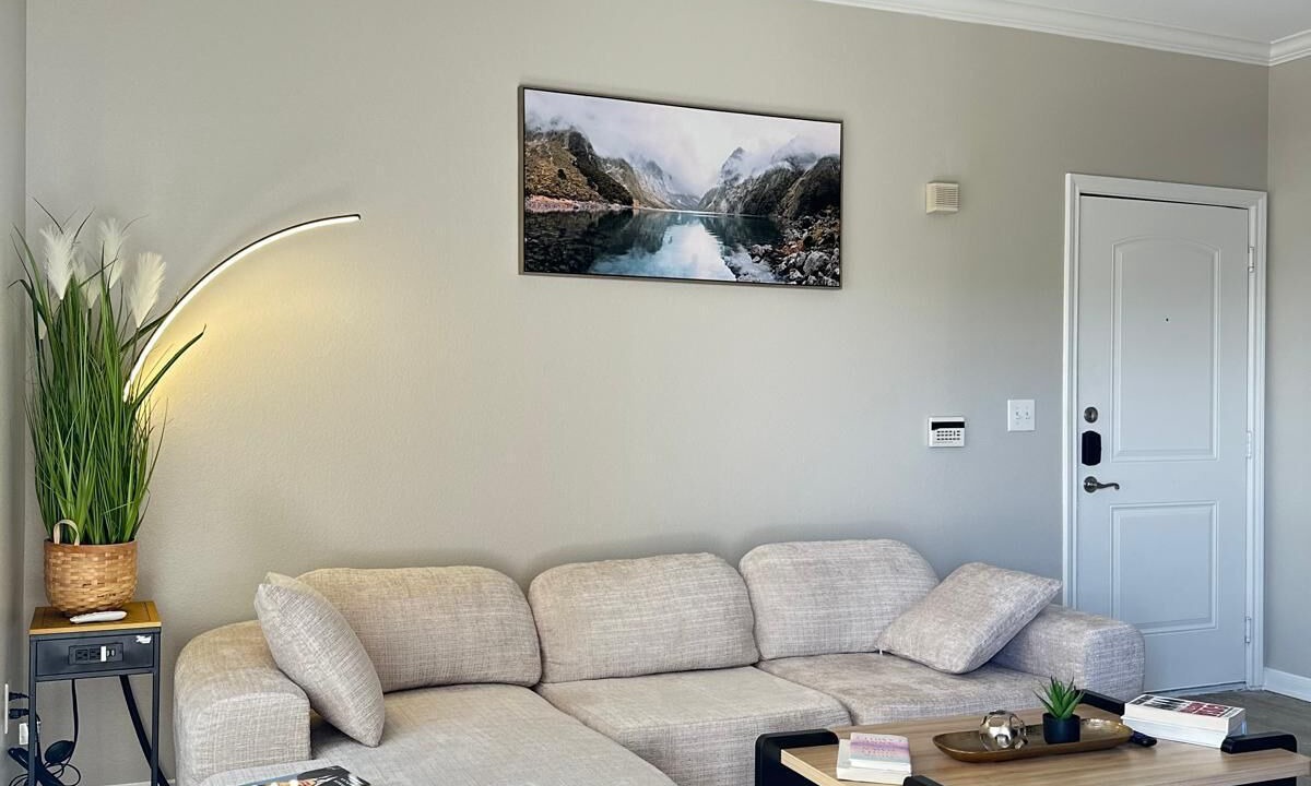 Photo of Livingroom in Alden Bridge