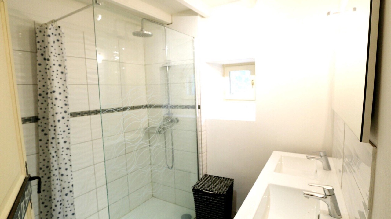 Photo of Bathroom in Blanquefort-sur-Briolance