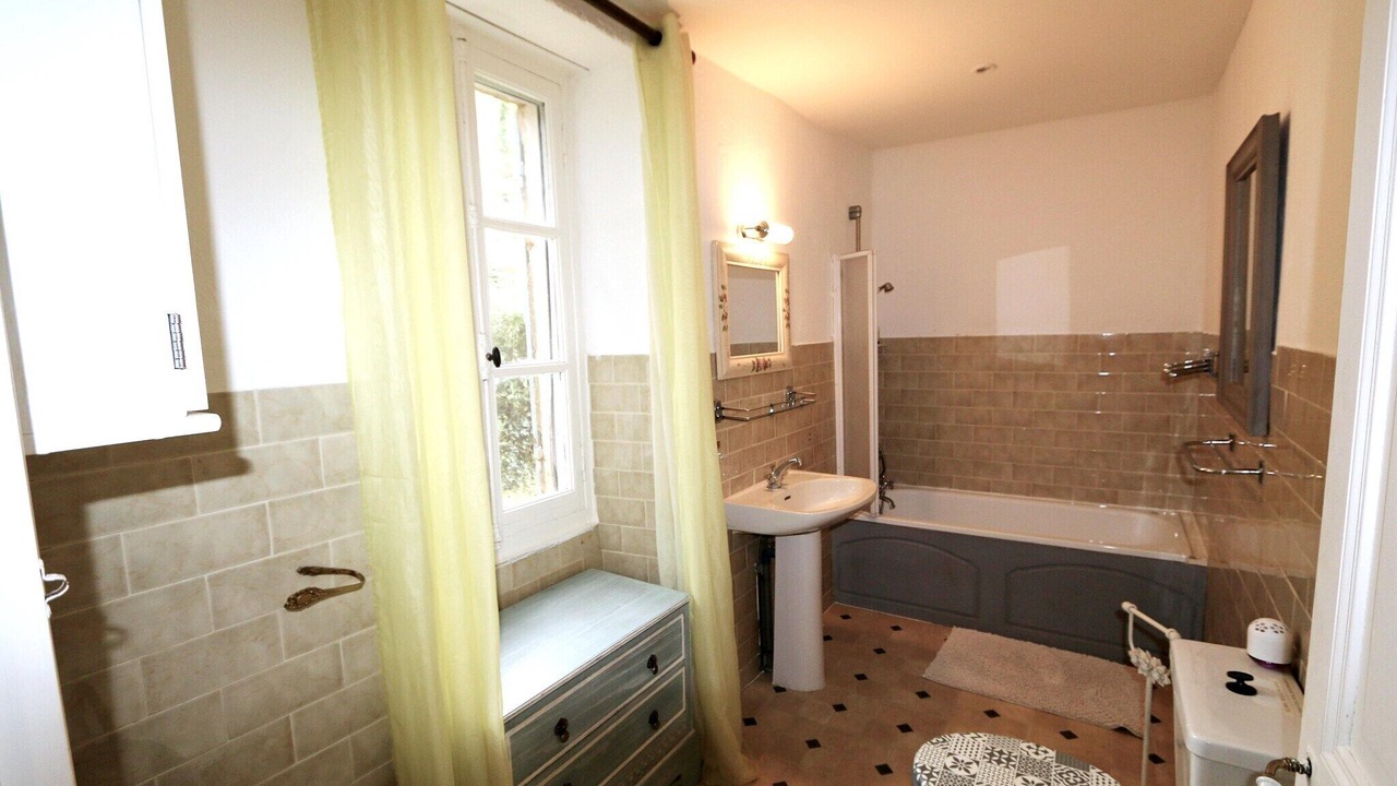 Photo of Bathroom in Blanquefort-sur-Briolance
