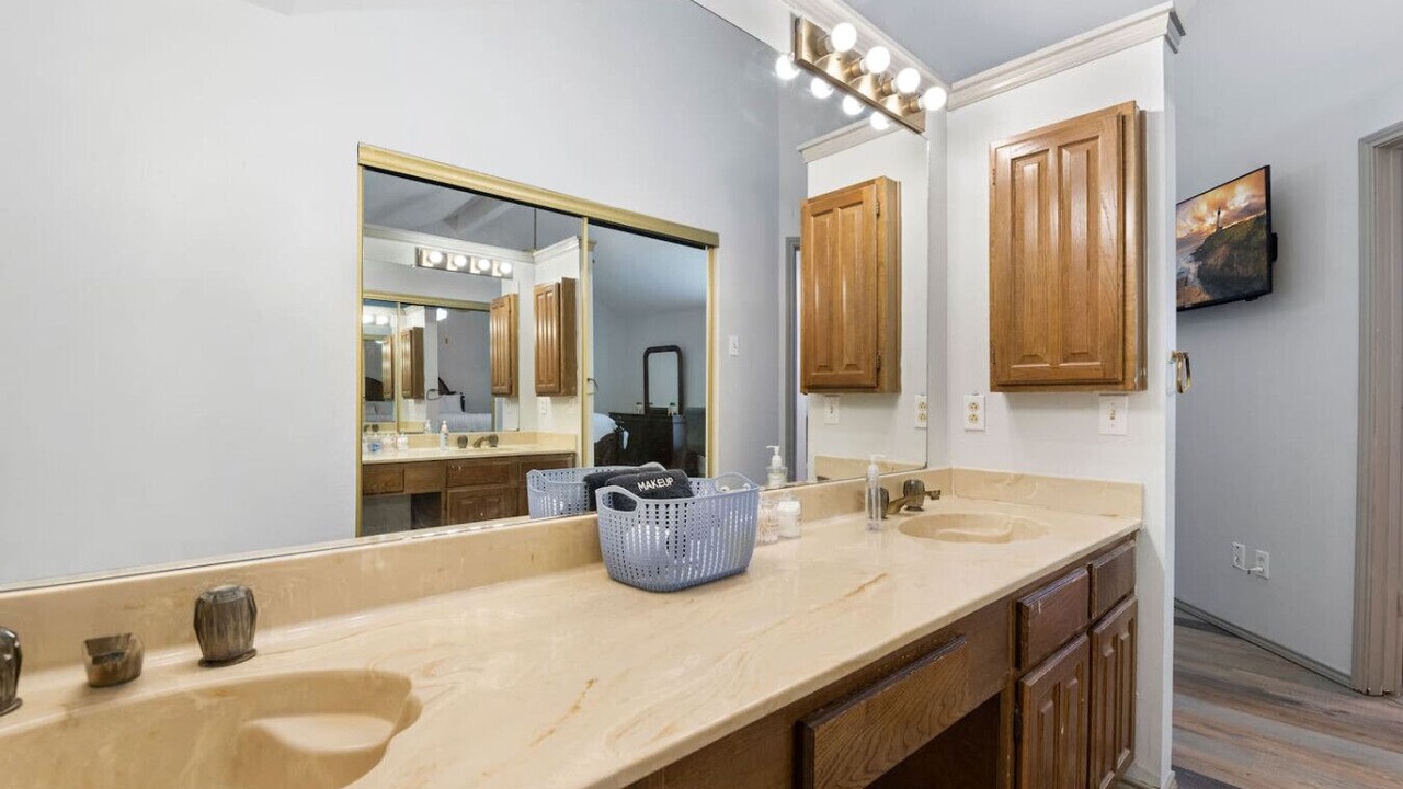 Photo of Bathroom in Buckner Terrace - Everglade Park