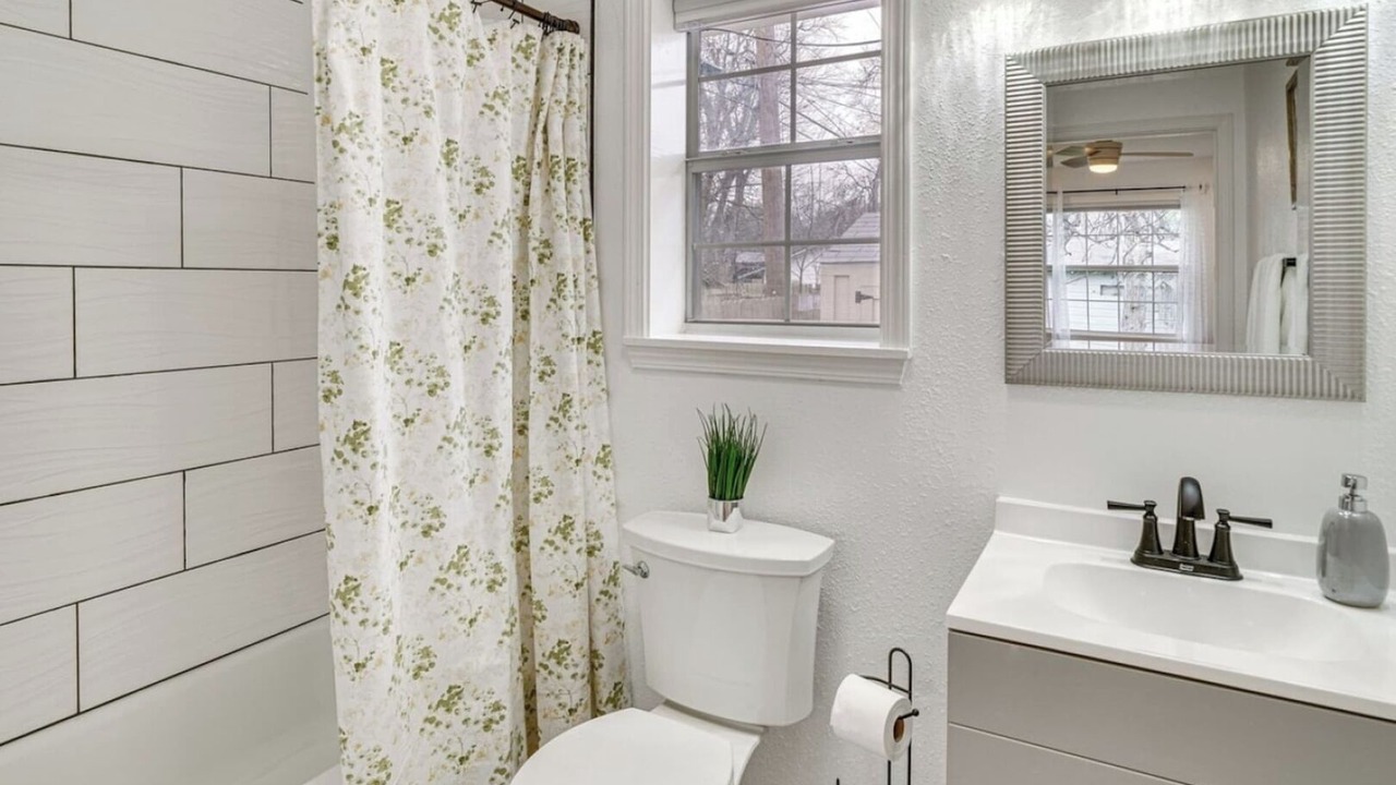 Photo of Bathroom in Northwest Los Angeles Heights