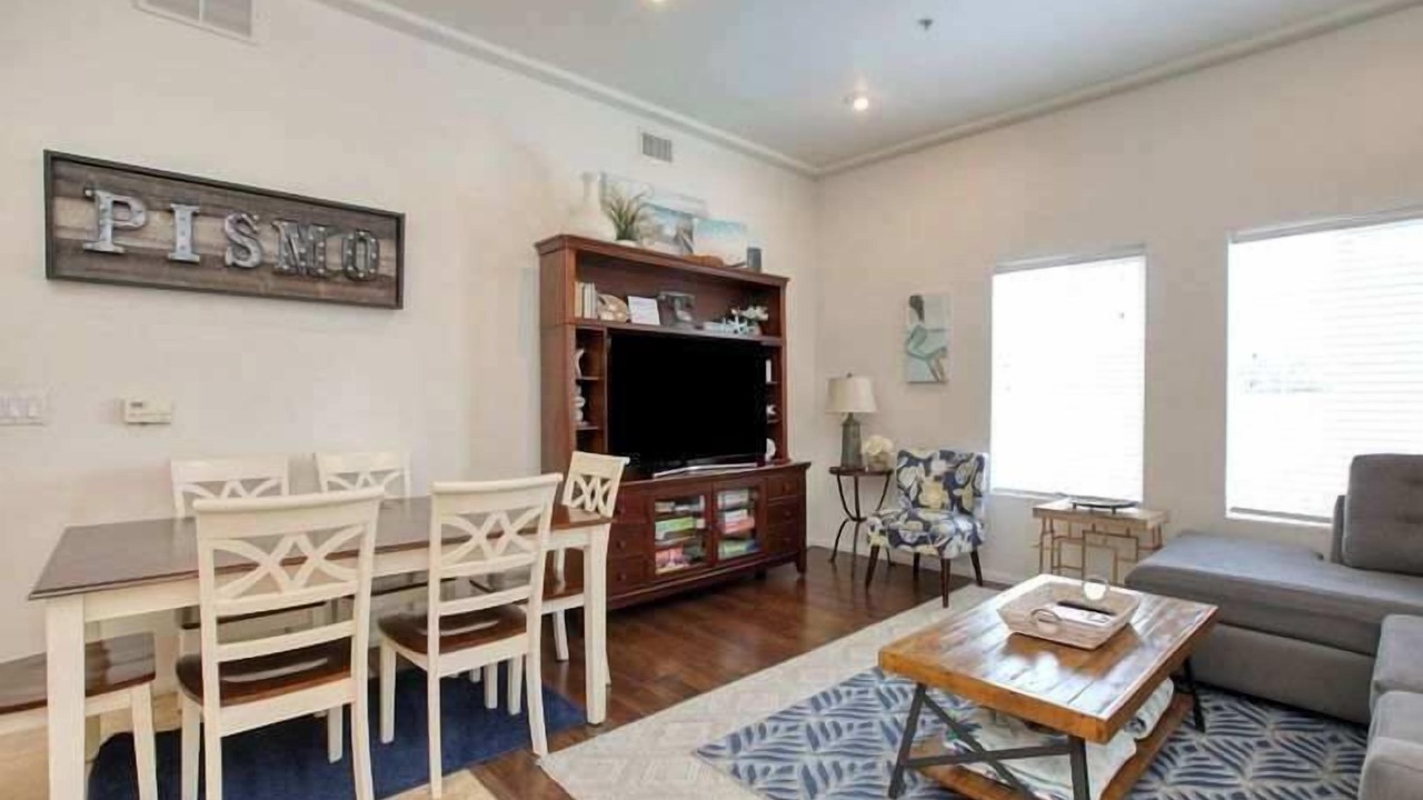 Photo of Livingroom in Downtown