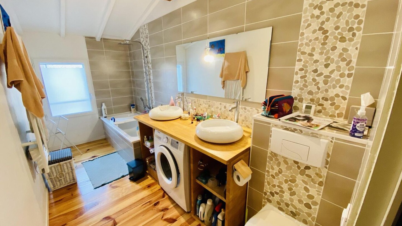 Photo of Bathroom in Roquefort-des-Corbieres