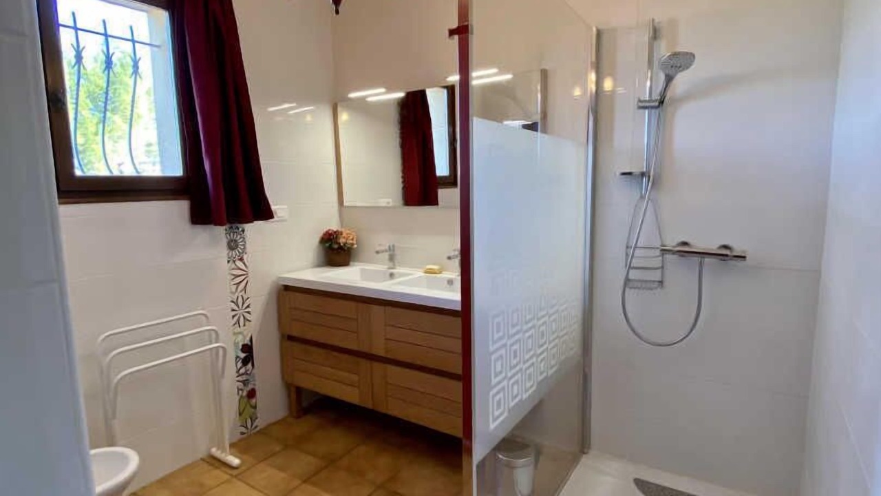 Photo of Bathroom in Ouveillan