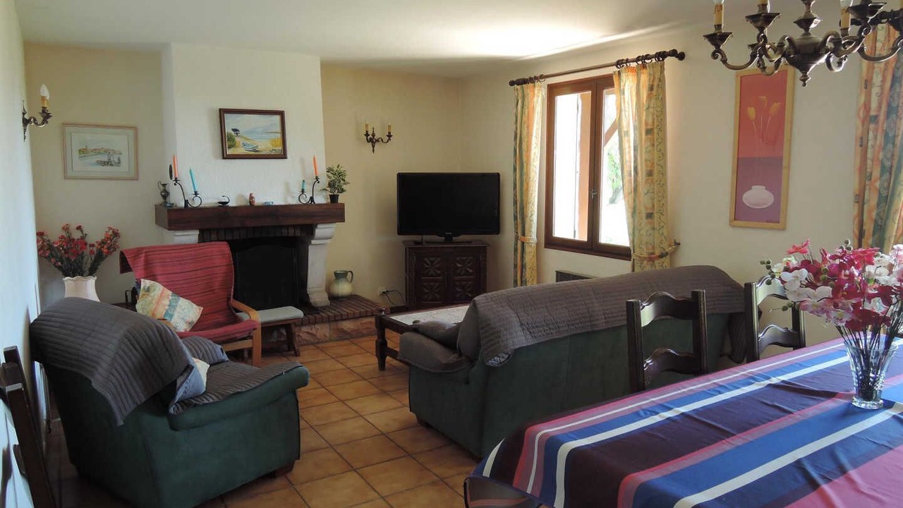 Photo of Livingroom in Ouveillan