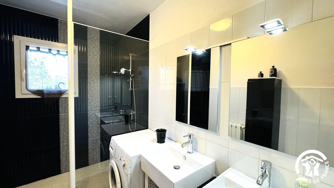 Photo of Bathroom in Saint-Martin-Lalande