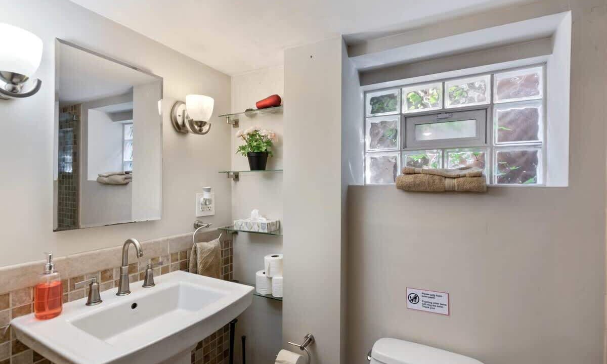 Photo of Bathroom in Del Ray