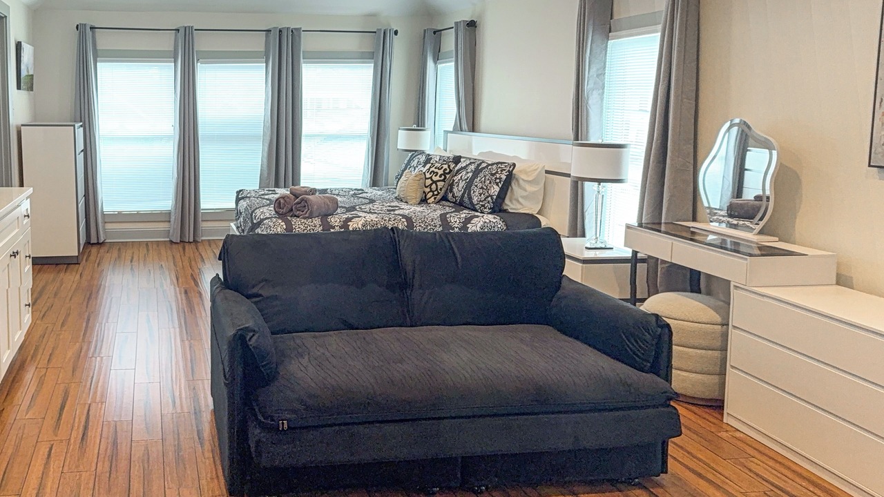 Photo of Livingroom in Peak's Suburban Addition