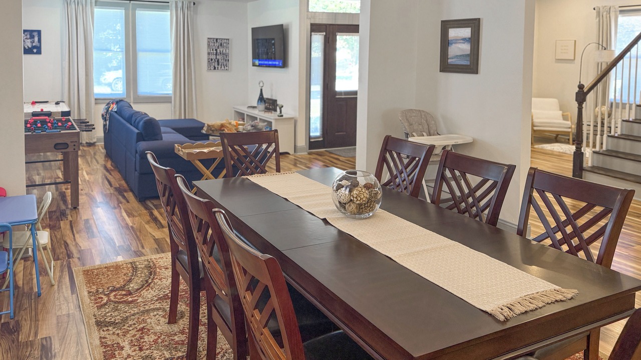 Photo of Livingroom in Peak's Suburban Addition