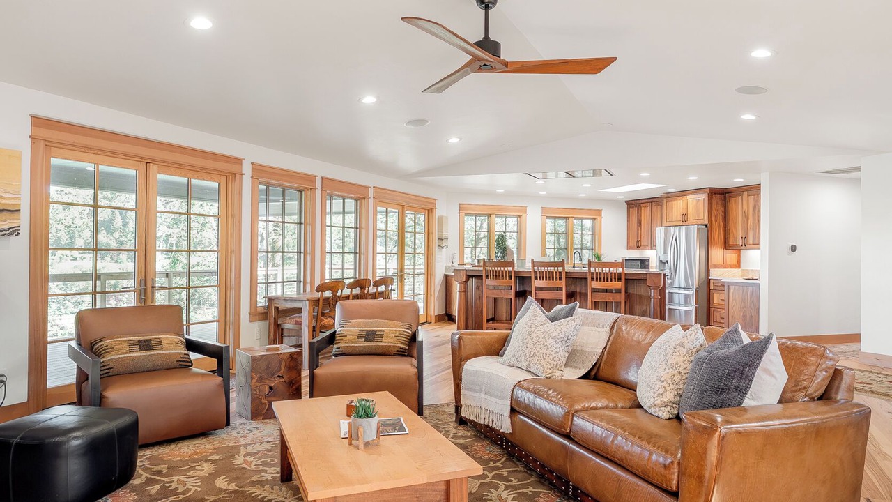 Photo of Livingroom in Roseburg