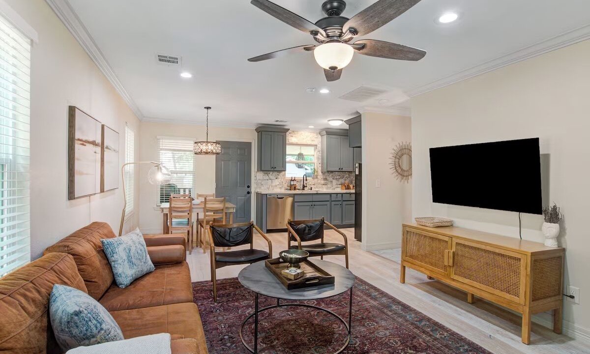 Photo of Livingroom in Shady Acres