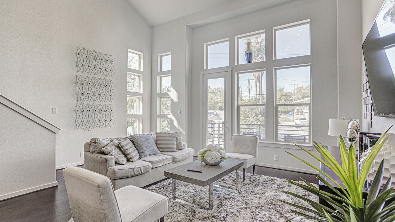 Photo of Livingroom in Tobin Hill